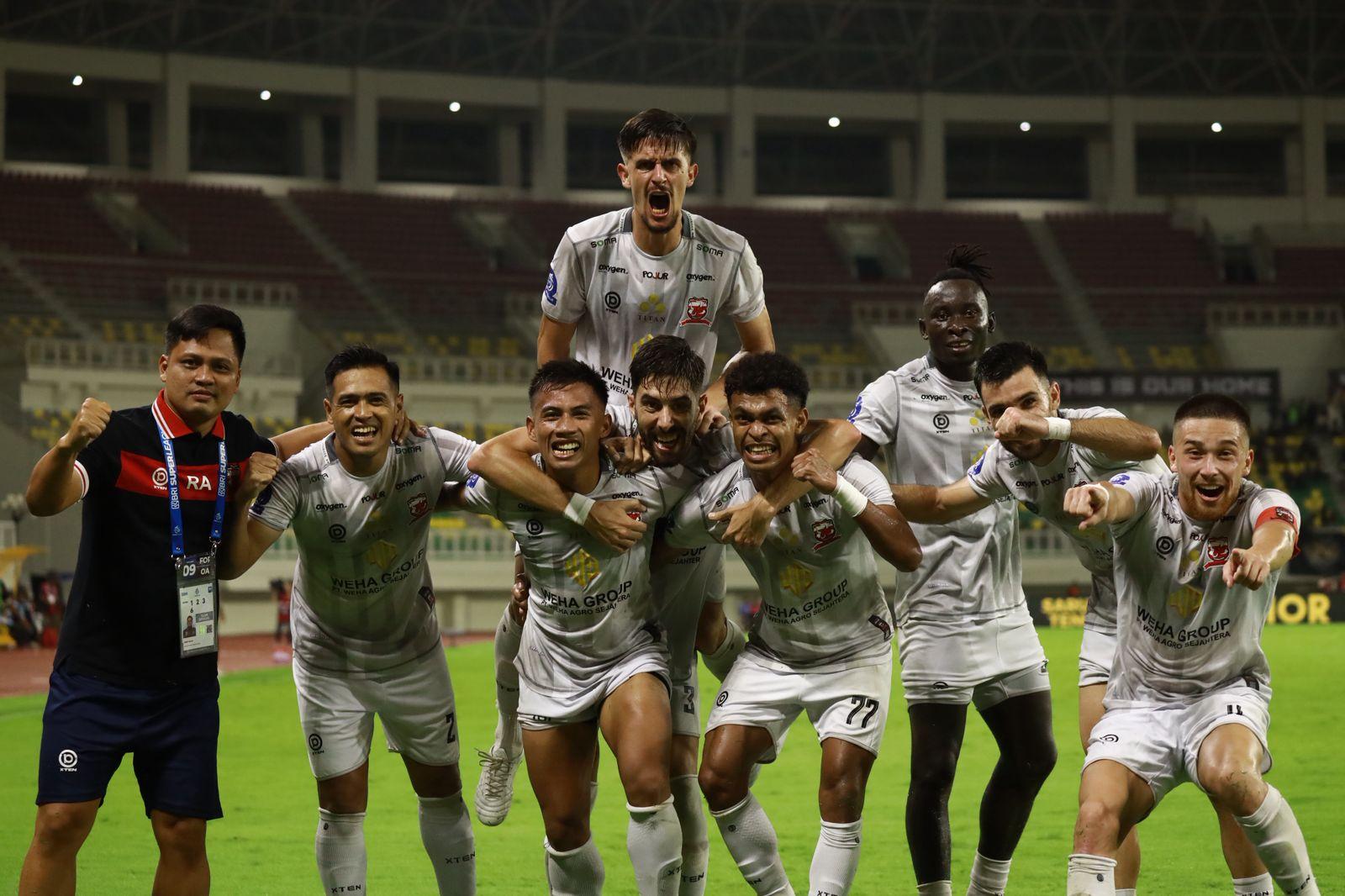 Pemain-Madura-United-melalukan-selebrasi-s.jpg