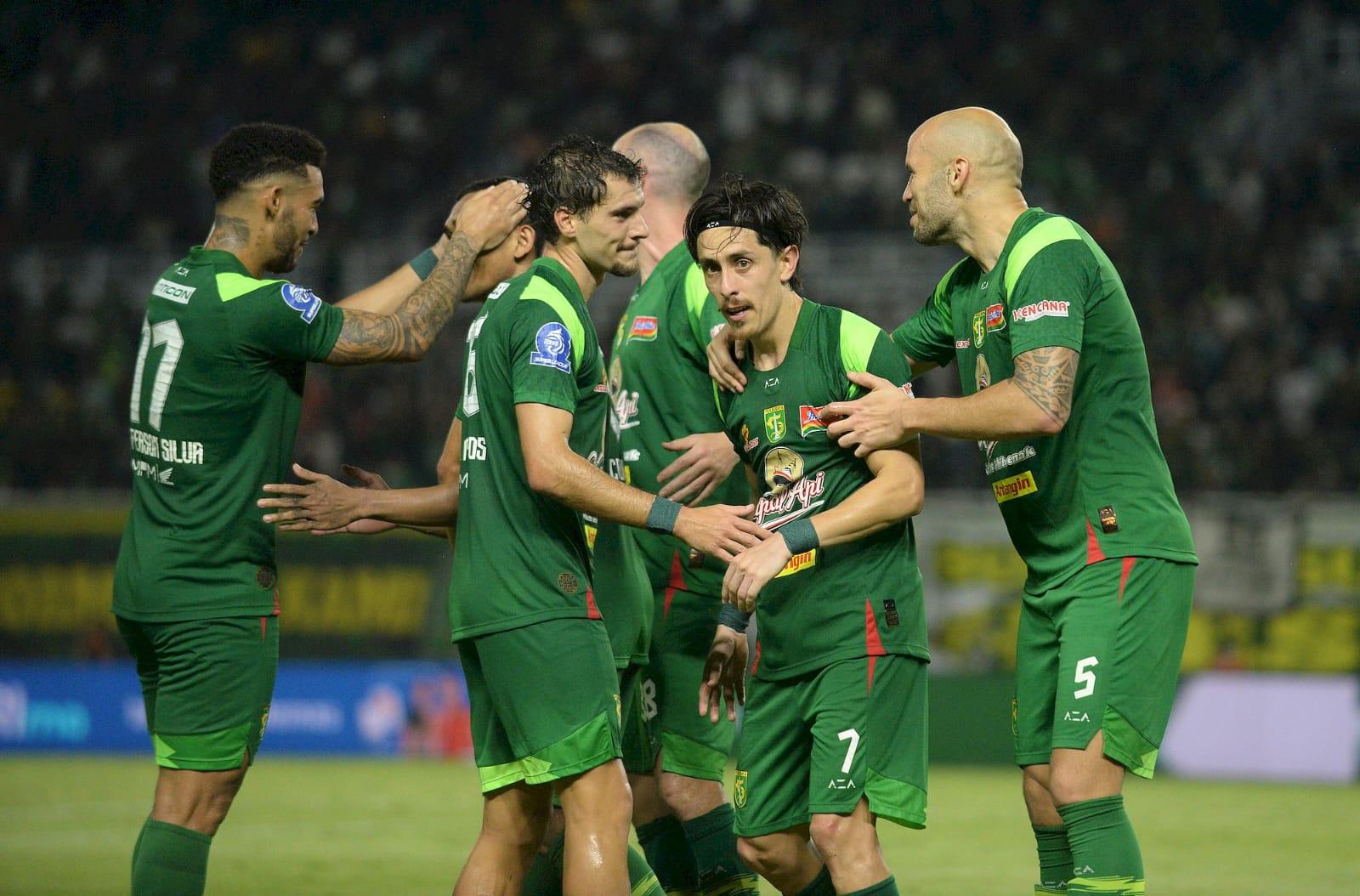 Pemain-persebaya-merayakan-kemenangan.jpg