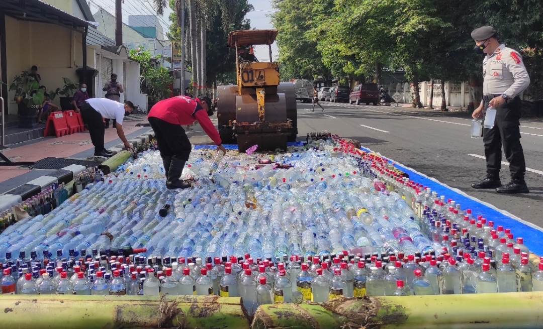 Polres Blitar Kota Musnahkan Ribuan Botol Minuman Keras