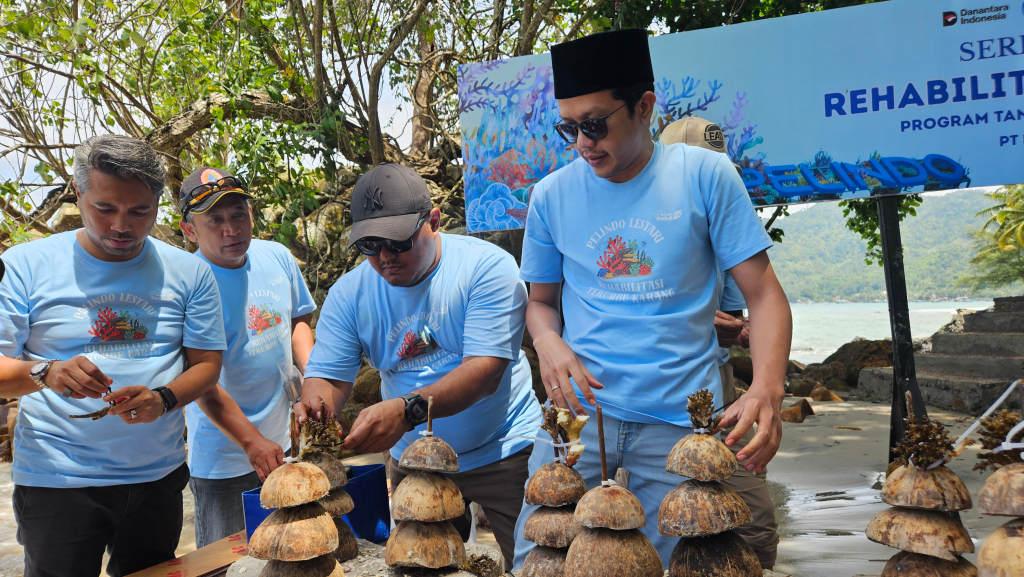 Penanaman-bibit-karang-di-Pantai-Mutiara-watulimo-trenggalek.jpg