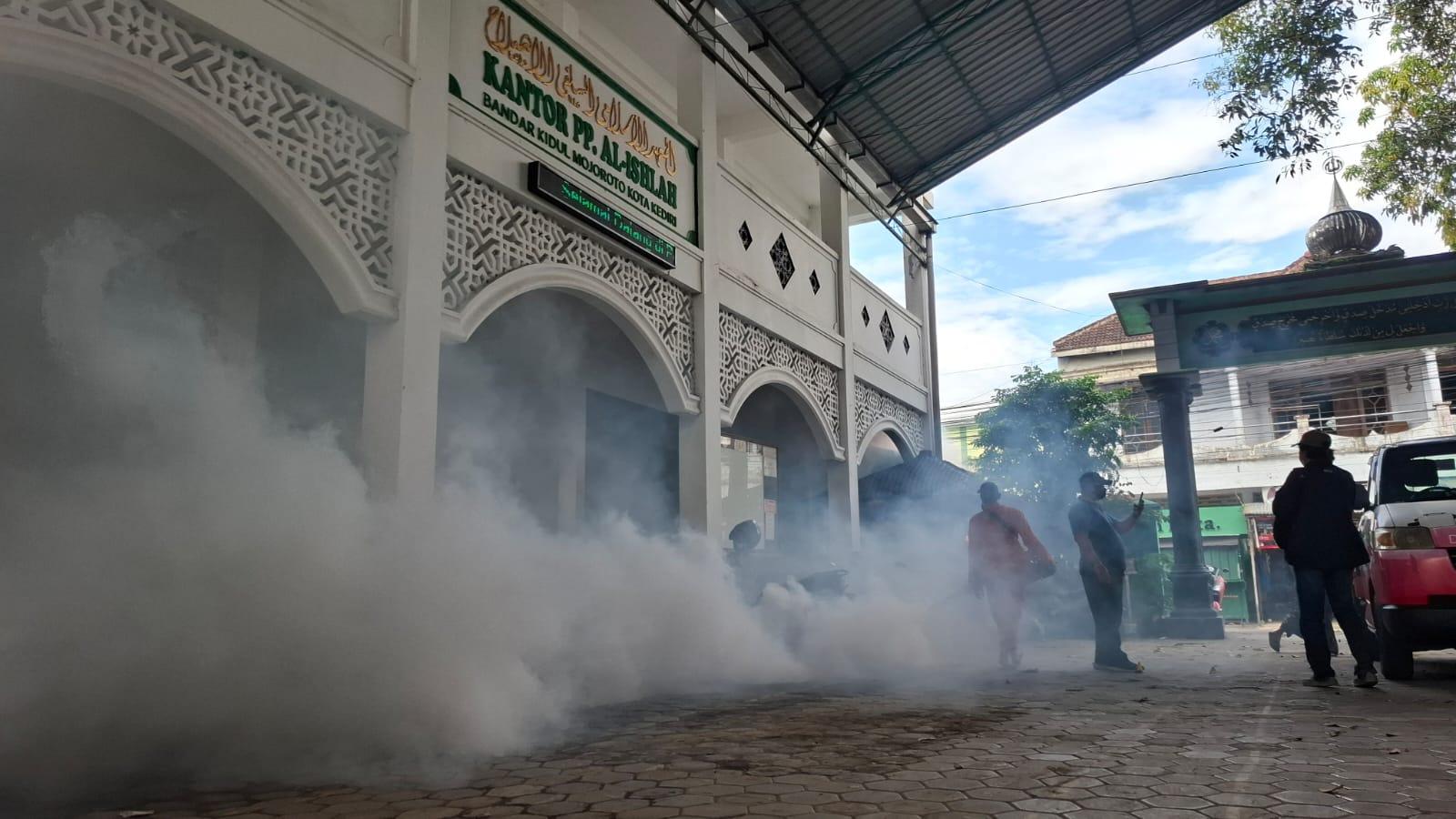 Pengasapan-cegah-demam-berdarah-di-Kota-kediri.jpg