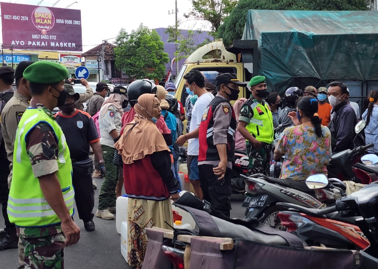 Tim Operasi Yustisi Pantau Antrean Panjang Warga Beli Minyak Goreng Curah di Kota Blitar
