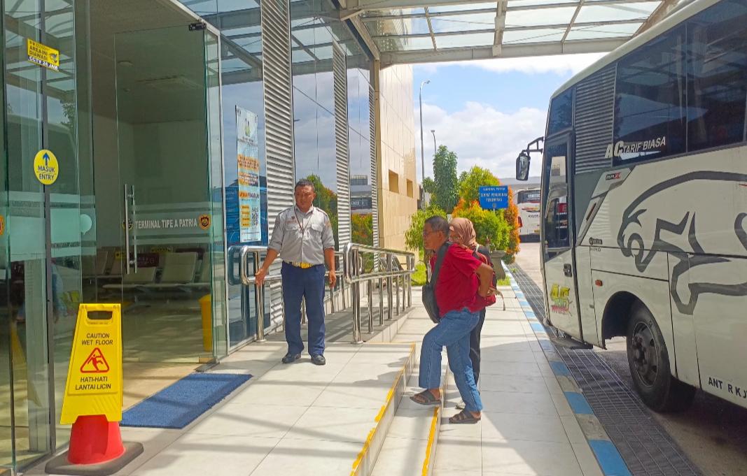 Penumpang-turun-dari-bus-di-Terminal-Tipe-A-Patria-Blitar-Jumat-1552026.jpg
