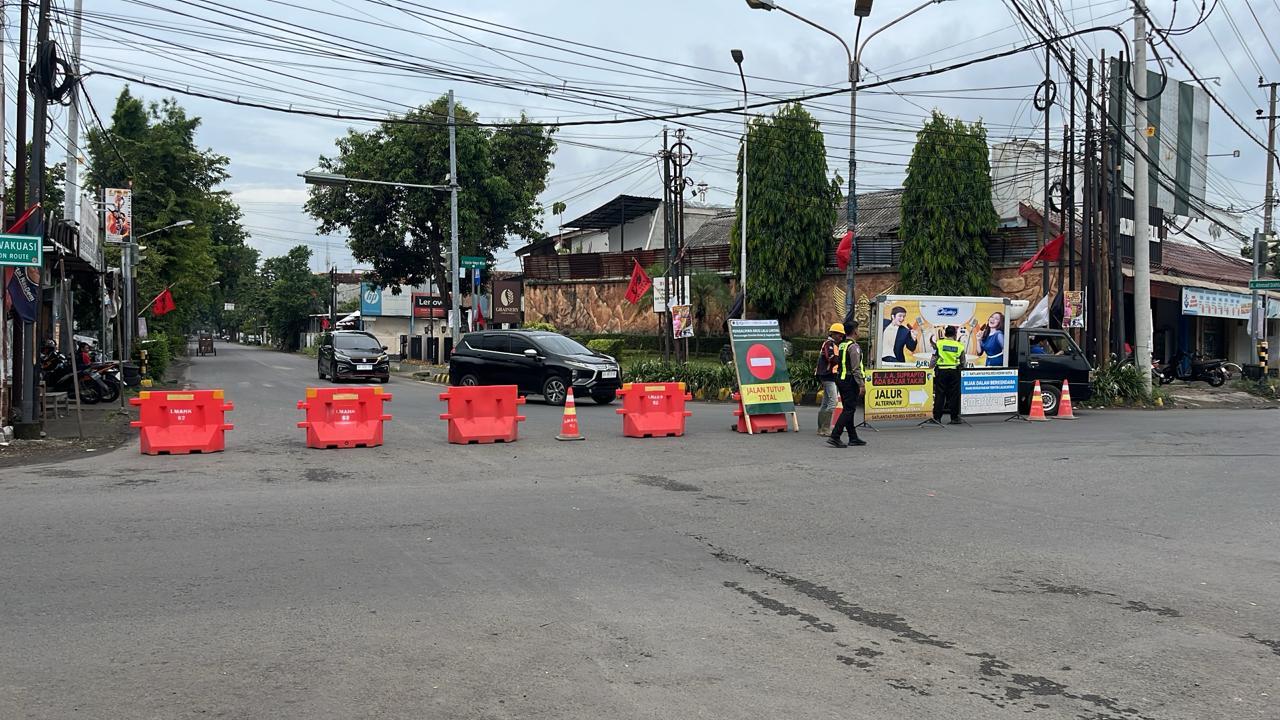 Penutupan-arus-lalu-Lintas-jalan-suparjan-mangun-wijaya-Kota-kediri.jpg