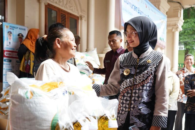 Penyaluran-bantuan-beras-dan-minyak-Kota-Kediri.jpg