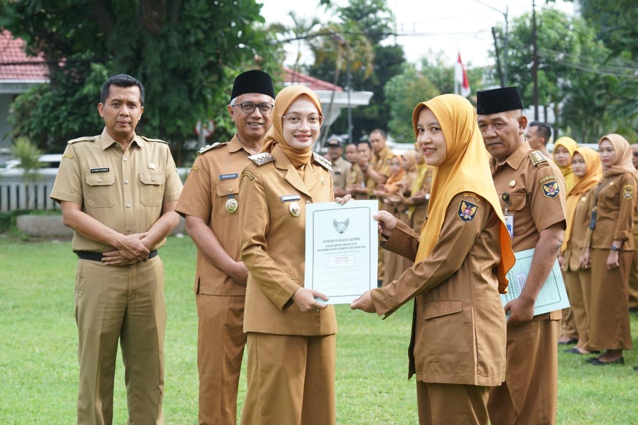 Penyerahan-SK-kenaikan-pangkat-PNS-pemkot-kediri.jpg