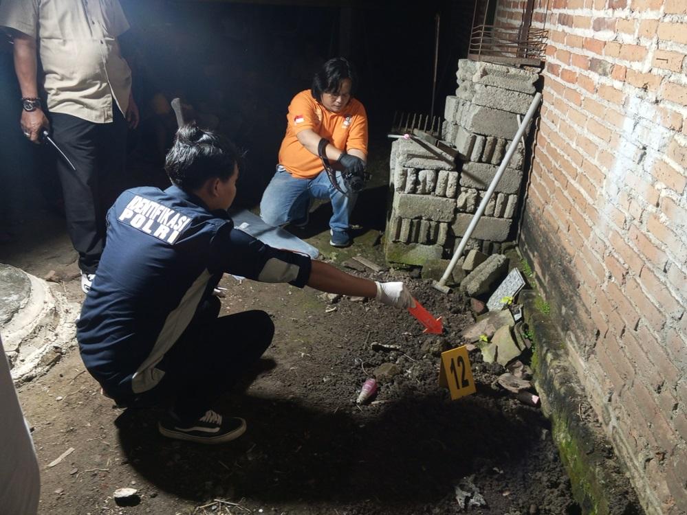 Polisi Temukan Jenazah Bayi Terkubur di Samping Rumah, Berawal dari Bau ...