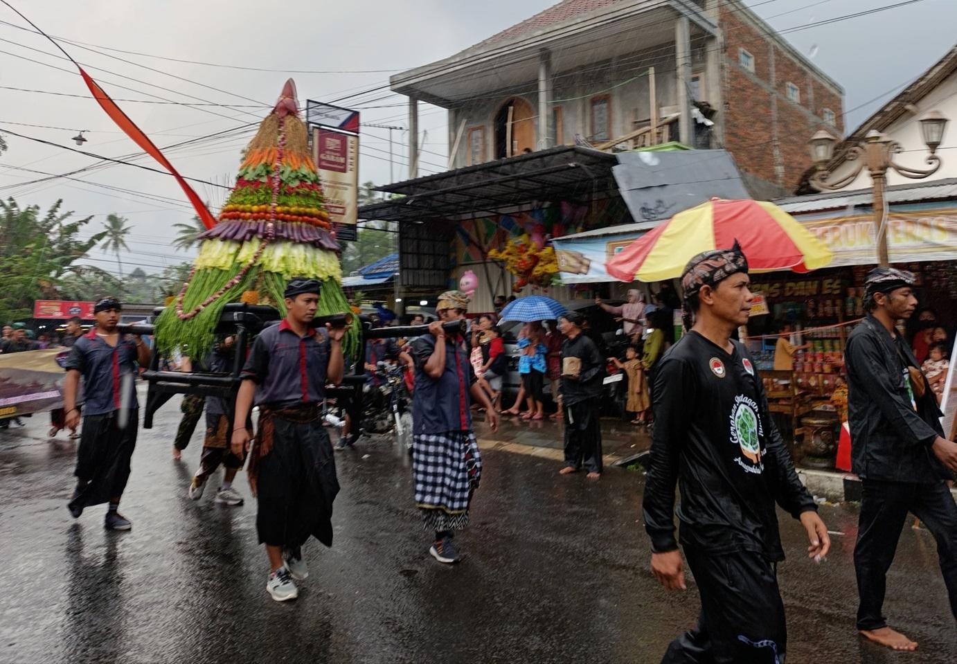 Peserta-kirab-memanggul-gunungan-tumpeng-berisi-hasil-bumi-di-kompleks-Candi-Pala.jpg