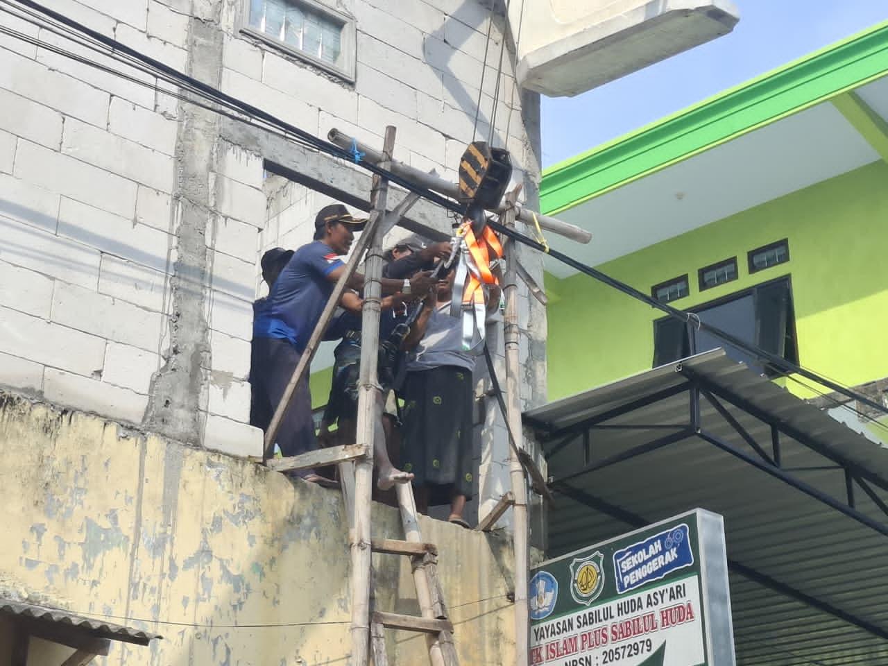 Petugas-Damkar-dan-BPBD-Kediri-evakuasi-pekerja-bangunan.jpg