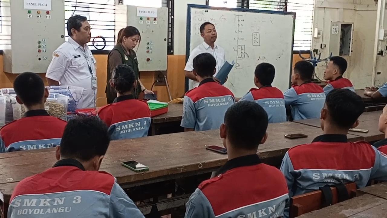 Petugas-Dinas-Kesehatan-menemui-para-siswa-SMKN-3-Boyolangu.jpg