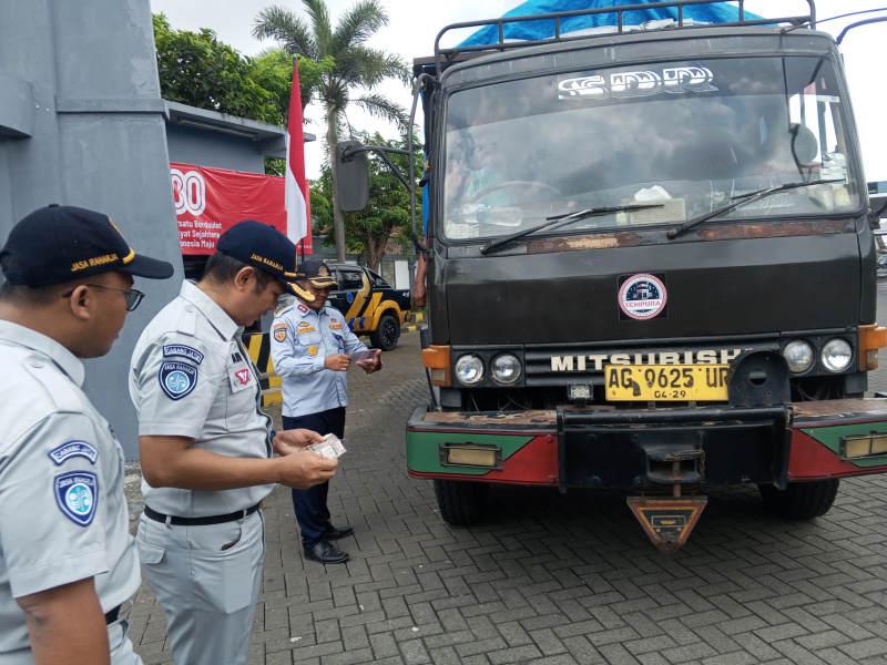 Petugas-Periksa-Dokumen-kendaraan-berat-tulungagung.jpg