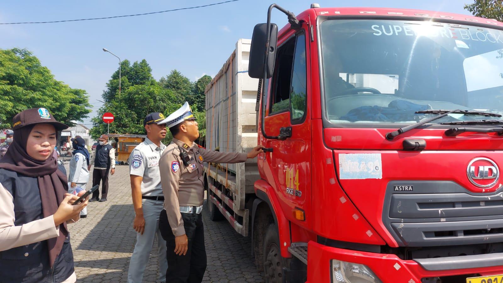 Petugas-Satlantas-Polres-Kediri-saat-melakukan-sosialisasi-ke.jpg