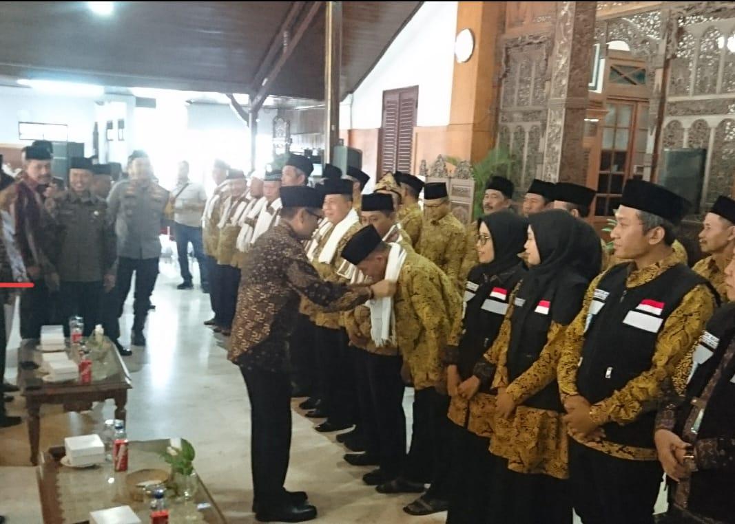 Pj-Bupati-Tulungagung-Heru-Suseno-mengalungkan-sorban-sebagai-penanda-pelepasan-1200-CJH.jpg