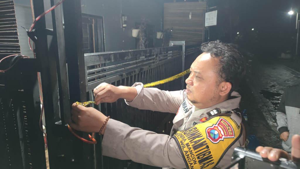 Polisi-memasang-garis-polisi-di-rumah-terbakar-di-wilangan-nganjuk.jpg
