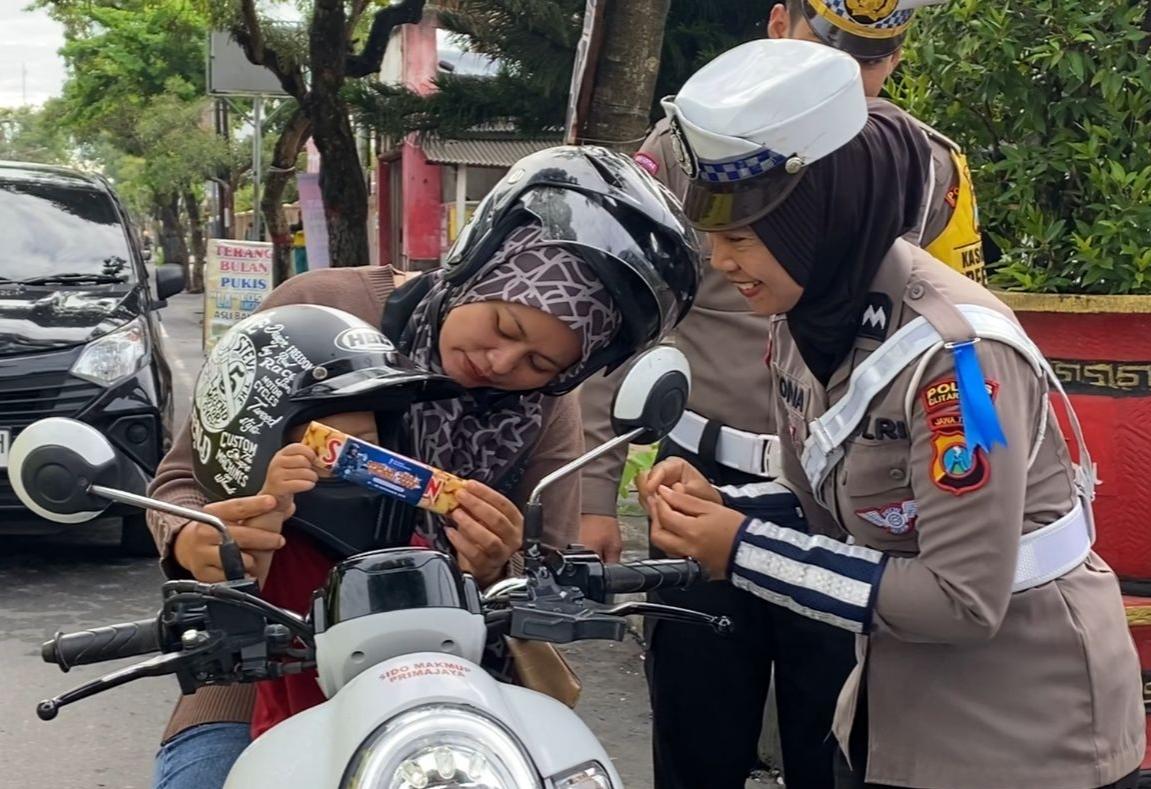 Polres-Blitar-Kota-Bagikan-coklat.jpg