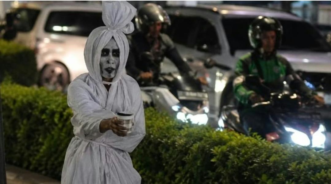 Seorang-pengamen-pocong-beraktivitas-di-siang-hari-Rabu-362026.jpg