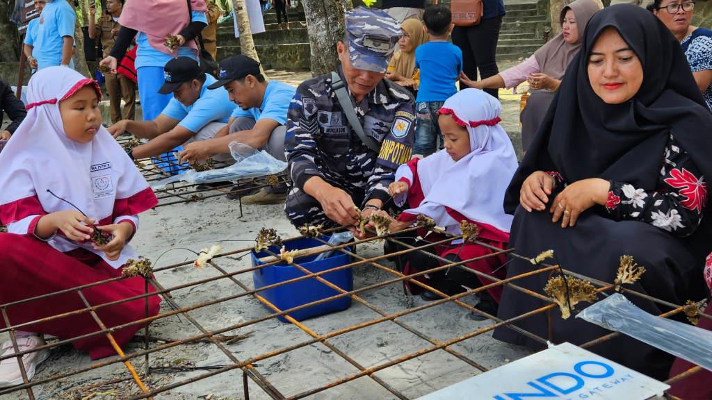 Siswa-bersama-Bintara-Pembina-Potensi-Maritim-transplantasi-terumbu-karang-di-Pantai-Mutiara.jpg