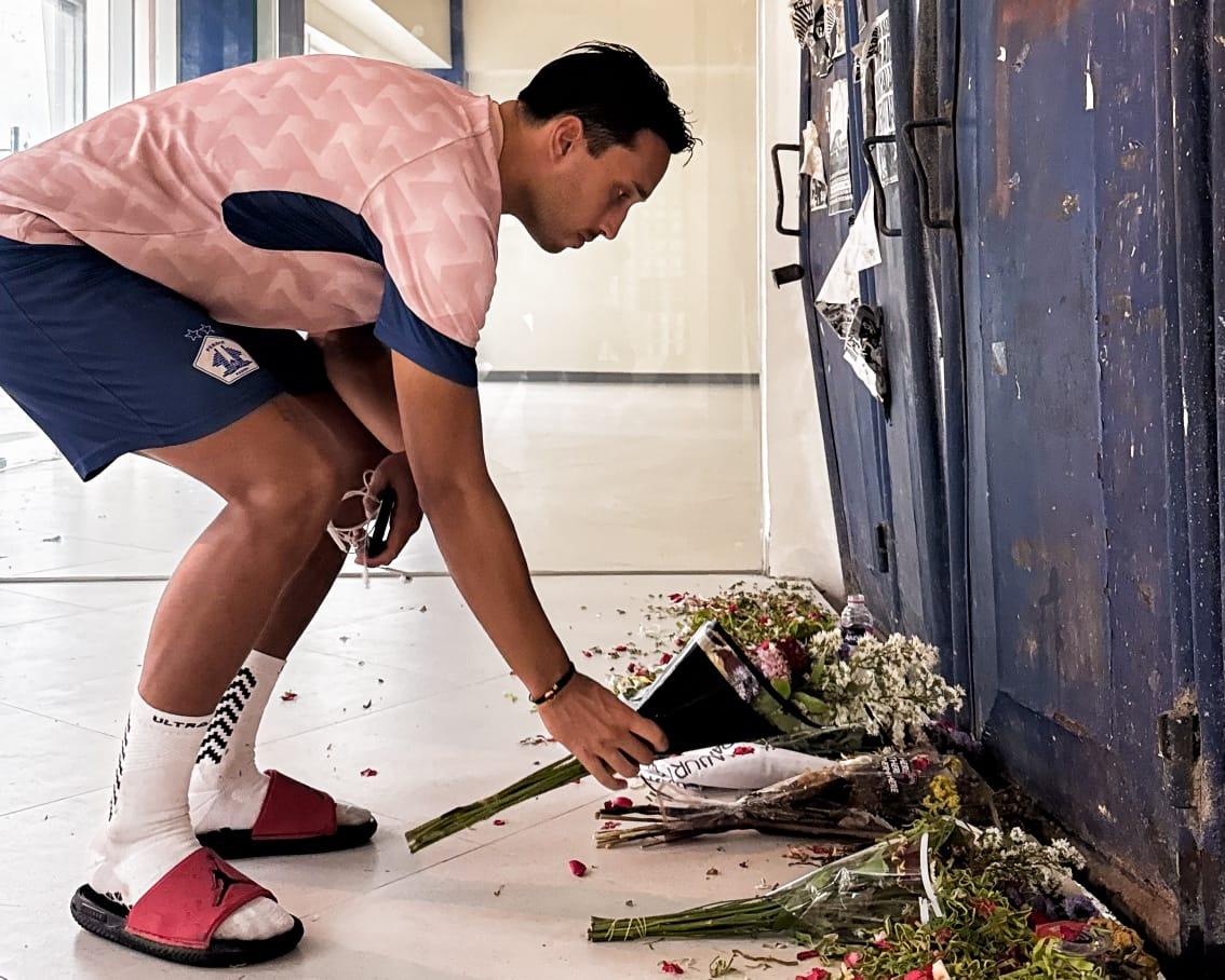 Kenang Tragedi Kanjuruhan, Skuad Persik Kediri Doa Bersama dan Tabur Bunga di Gate 13