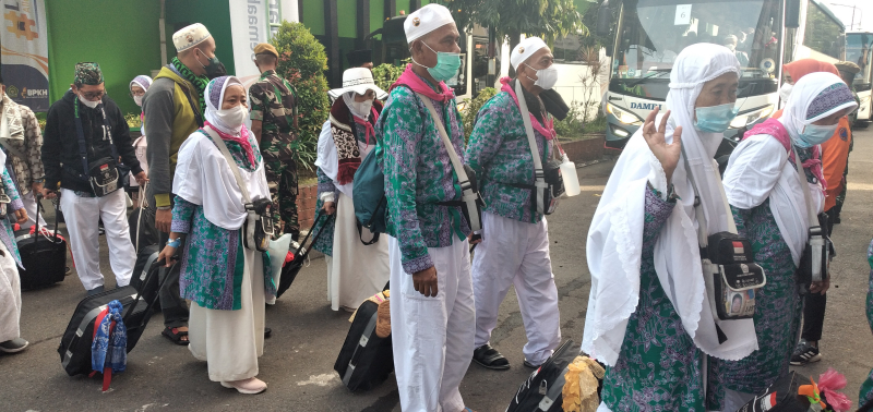 Suasana-kedatangan-jamaah-haji-di-Surabaya.jpg