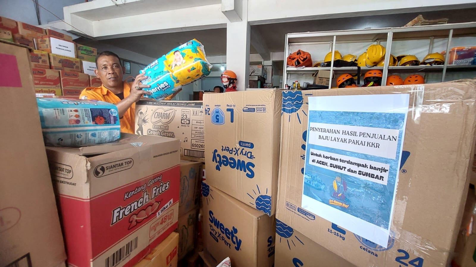 Suasana-pengumpulan-donasi-bencana-Sumatera-di-BPBD-kediri.jpg