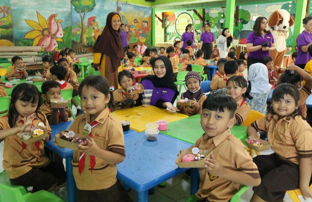Swiss-Belinn Malang Ajak Siswa-Siswi TK Berkreasi Menghias Donut di Perayaan Ulang Tahun ke 37