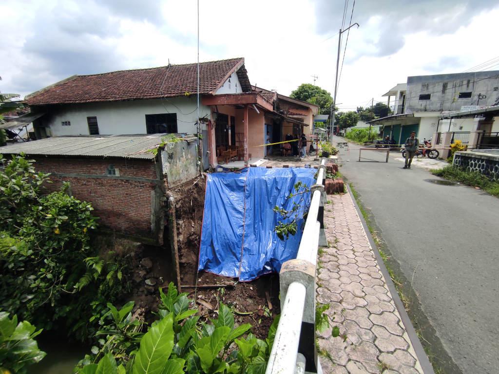 Talud-longsor-ancam-rumah-warga-di-sananwetan-Kota-kediri.jpg