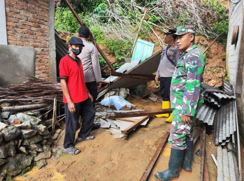 Dua Rumah di Desa Nglebeng Trenggalek Tertimpa Longsor, Tidak Bisa Ditempati Lagi