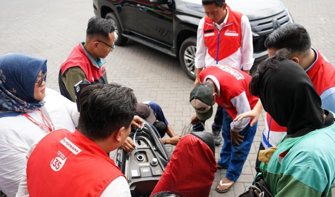 Tim-dari-Pertamina-melakukan-pemeriksaan-terhadap-produk-BBM-yang-dibeli-konsumen.jpg