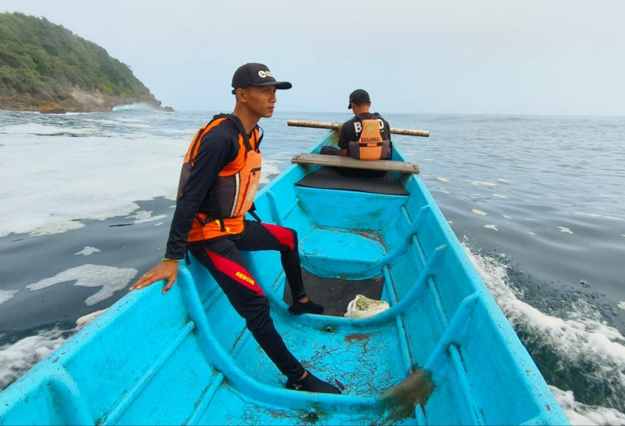 Tim-gabungan-melakukan-pencairan-delapan-nelayan-hilang-di-Pantai-Gayasan-Sabtu-992023.jpg