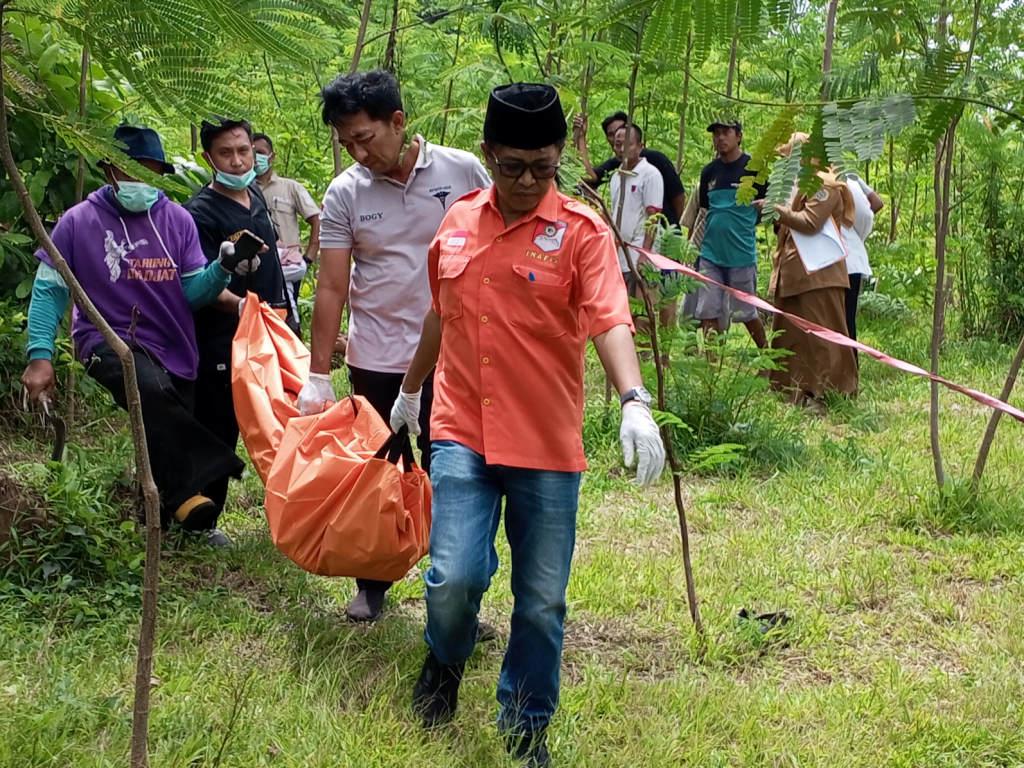Tim-inafis-evakuasi-jasad-tergantung-di-pohon-desa-gendingan-tulungagung.jpg
