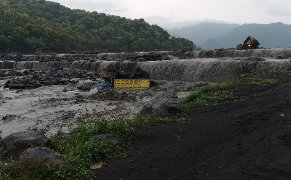 Truk-Pasir-yang-terseret-luapan-lahar-dingin.jpg
