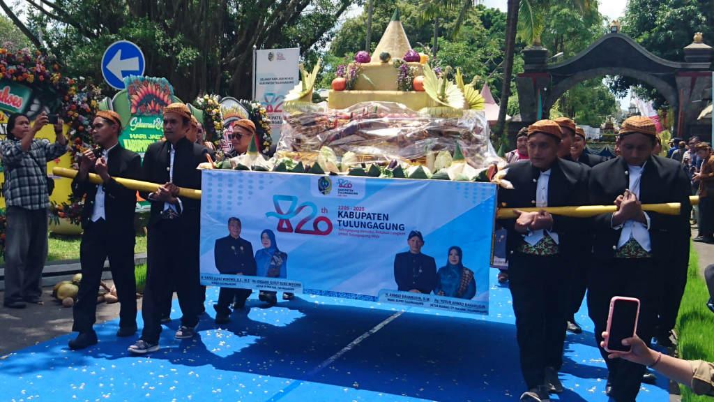 Tumpeng-lanang-Hari-jadi-Kabupaten-tulungagung.jpg