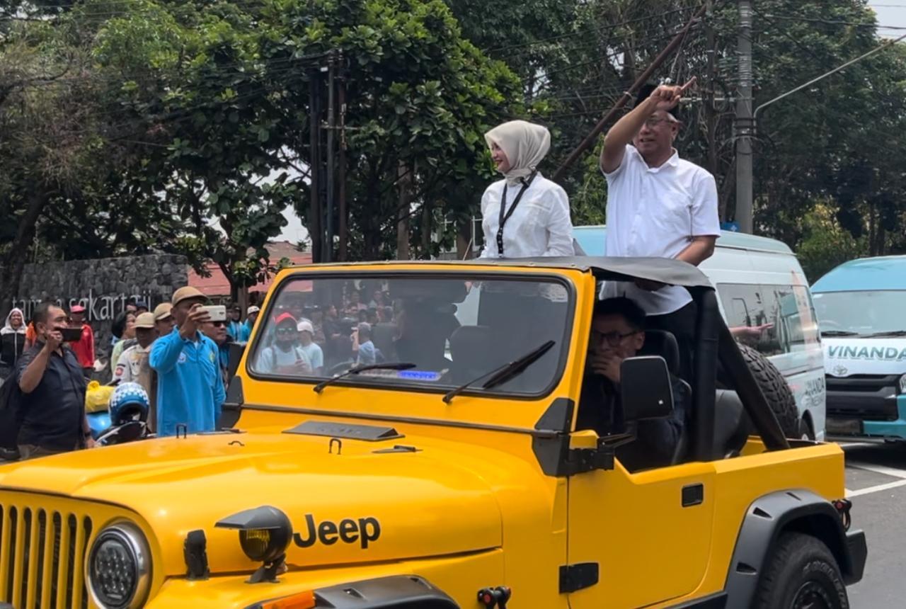 Pilkada Kediri 2024: Diiringi Ribuan Pendukung, Vinanda-Gus Qowim Konvoi Keliling Kota Kediri