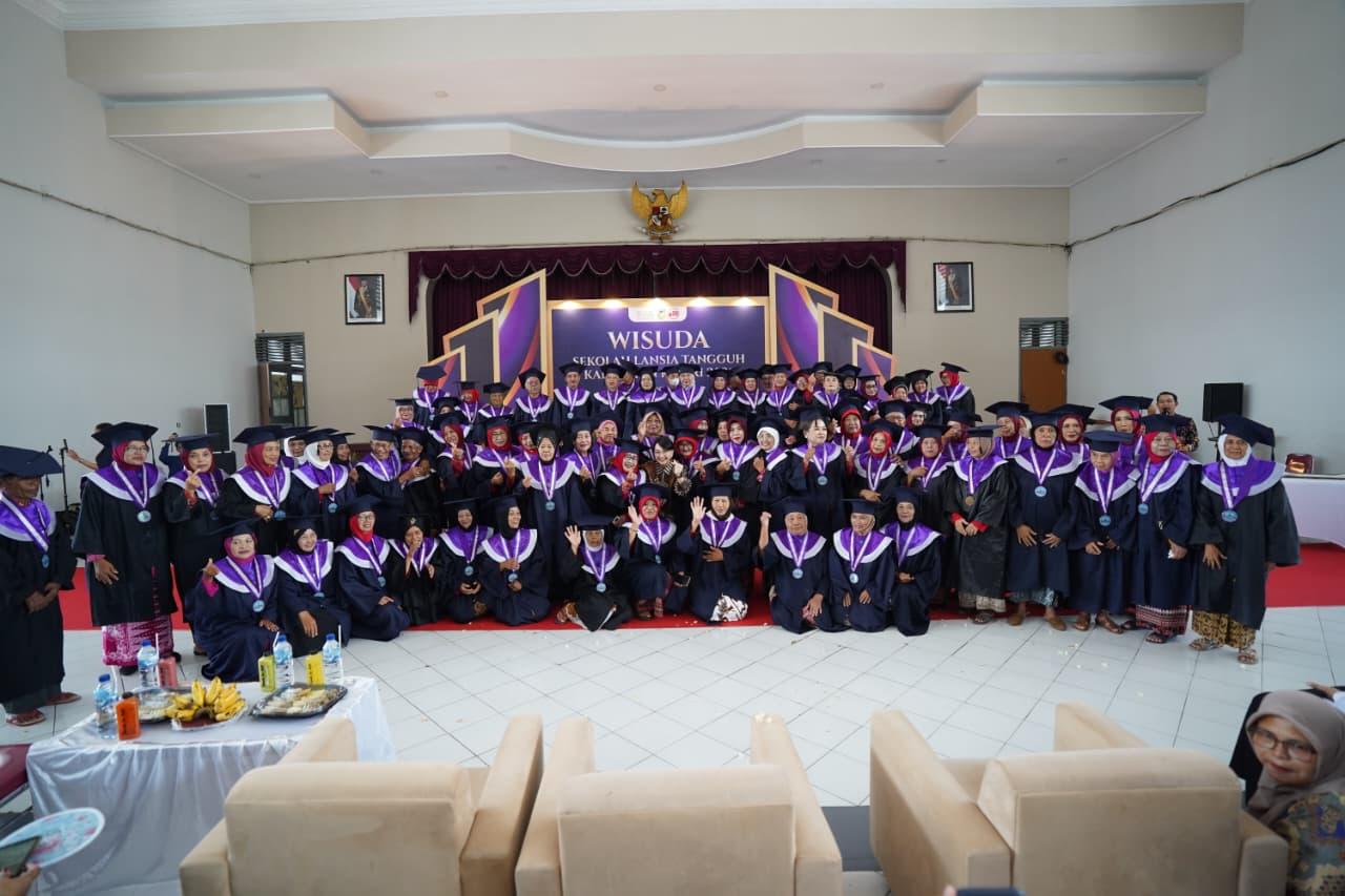 WISUDA-lansia-tangguh-Kabupaten-kediri.jpg