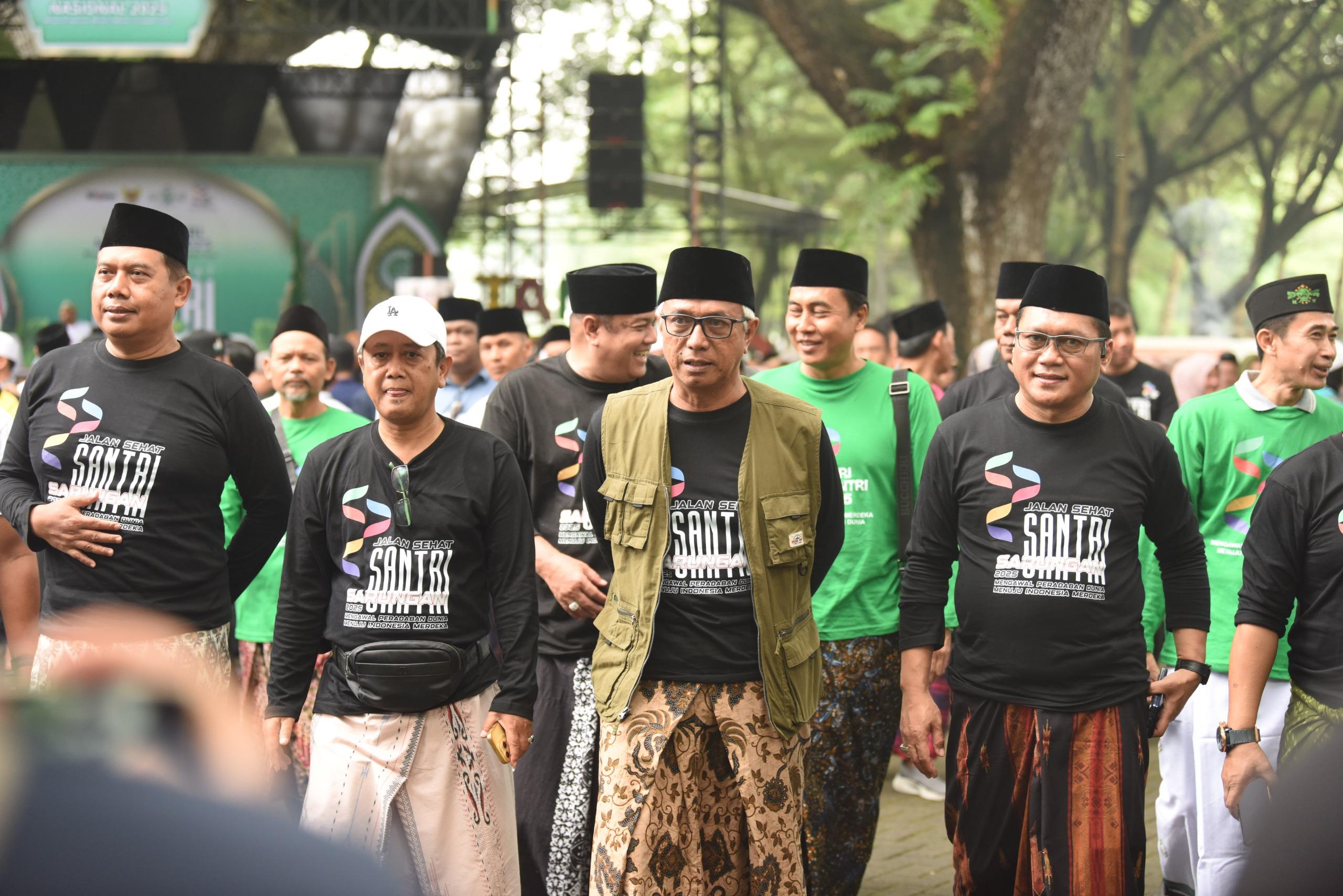 Wakil-Wali-Kota-Kediri-Qowimmudin-Thoha-saat-menghadiri-acara-Jalan-Sehat-Santri-Sarungan-di.jpg