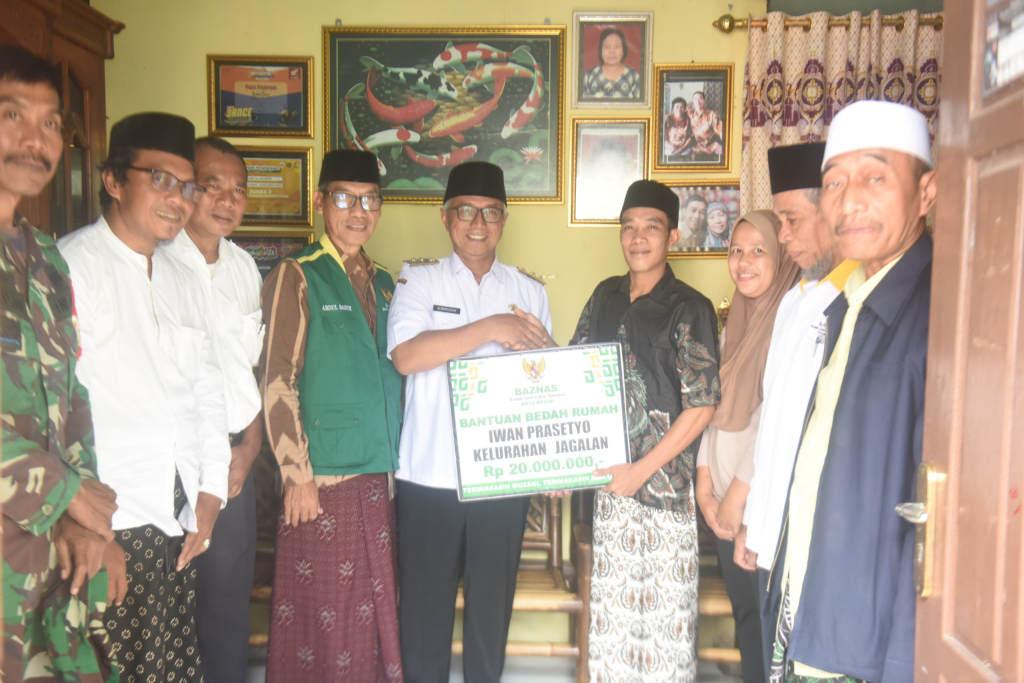 Wakil-wali-Kota-Kediri-Serahkan-bantuan-bedah-rumah.jpg