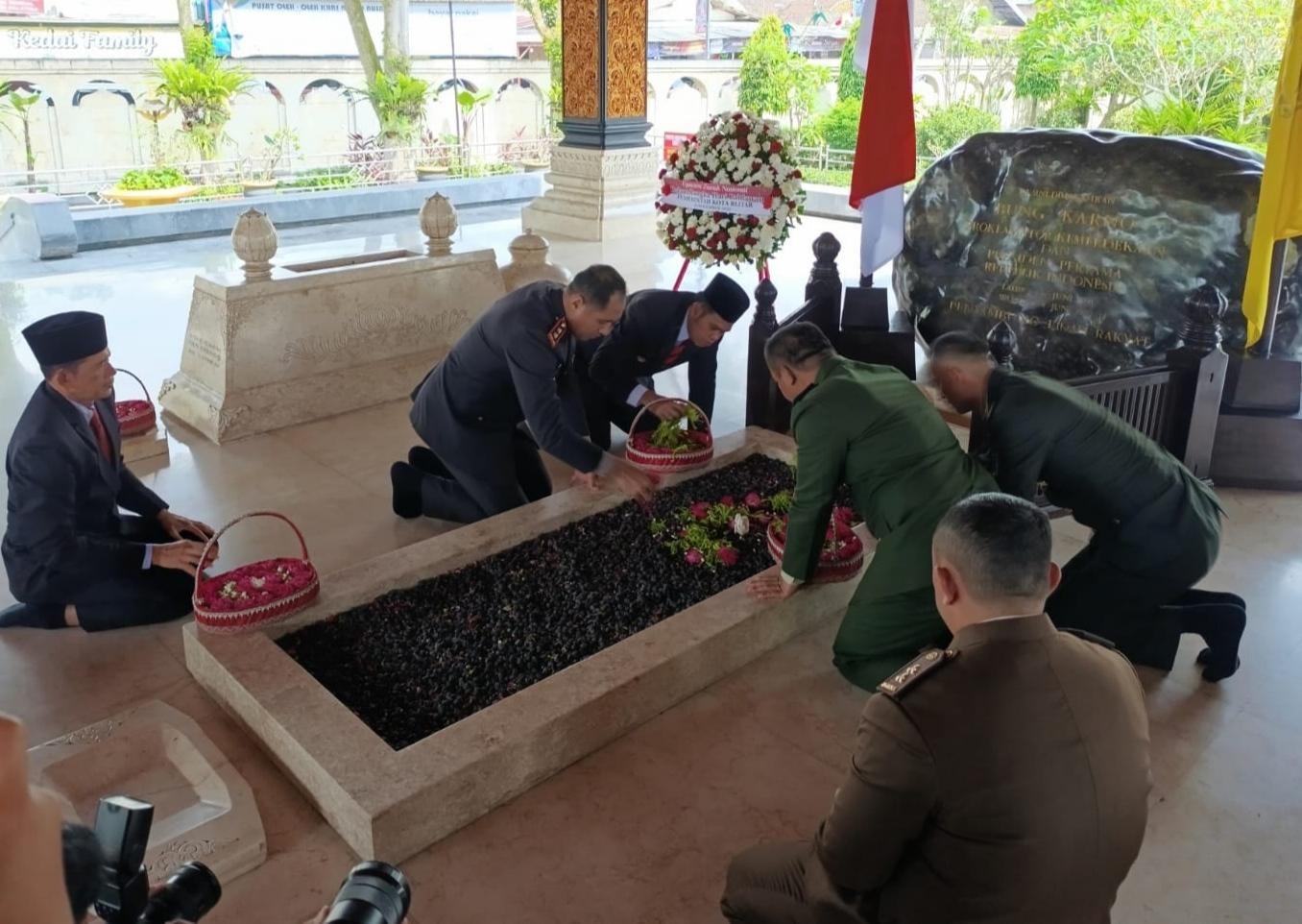 Wali-Kota-Blitar-ziarah-Makam-bung-karno.jpg