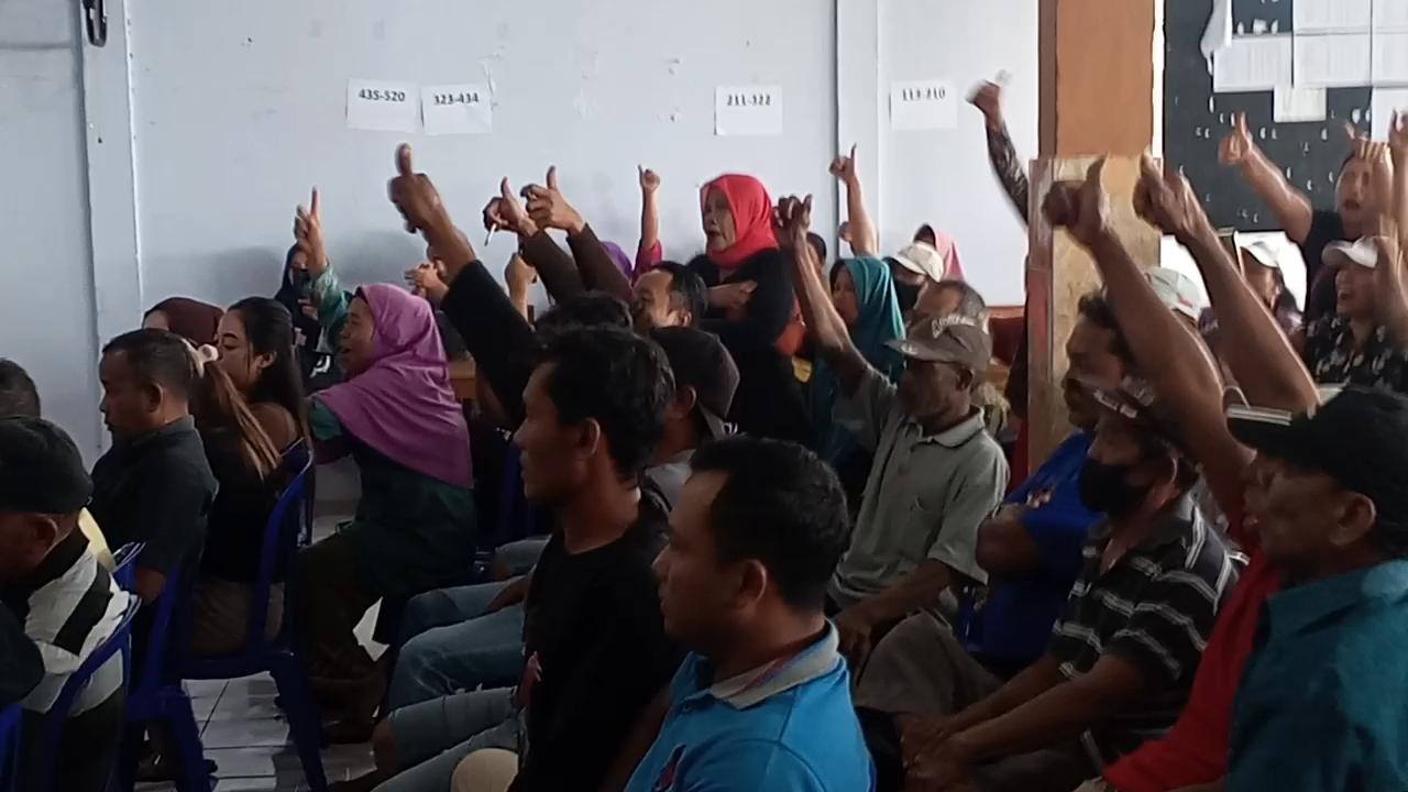 Warga-Desa-kalibatur-tulungagung-tolak-pembangunan-KDMP-di-lapangan-desa.jpg
