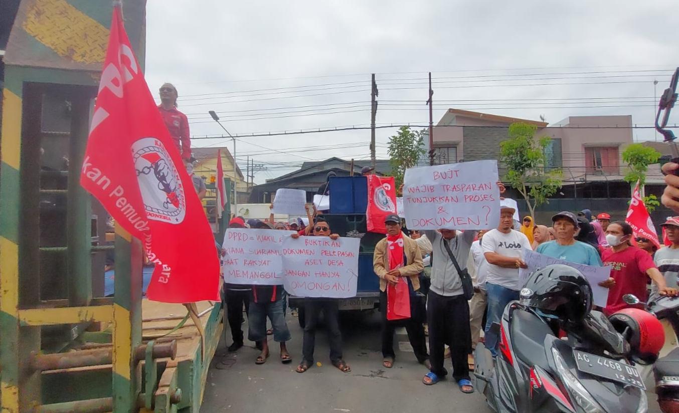 Warga-Desa-tiron-Kediri-demo-di-dewan-kediri.jpg
