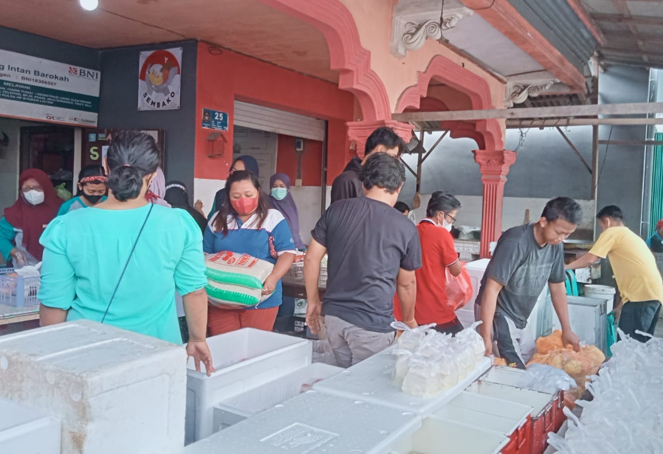 Warga-mengantre-penyaluran-BPNT-untuk-Juni-Juli-2022-di-E-Warung.jpg