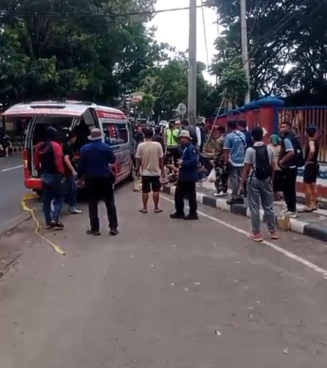 Warga-mengerumuni-seorang-pria-yang-tergeletak-usai.jpg