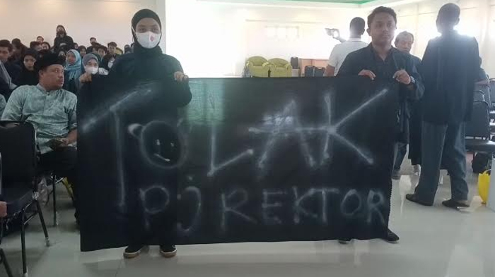 aksi-mahasiswa-menolak-PJ-rektor-Unisla.jpg