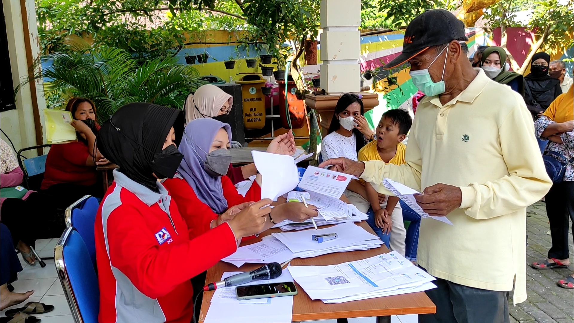 Warga Antusias Ikuti Program Vaksinasi Covid-19 Berhadiah Minyak Goreng di Kota Madiun