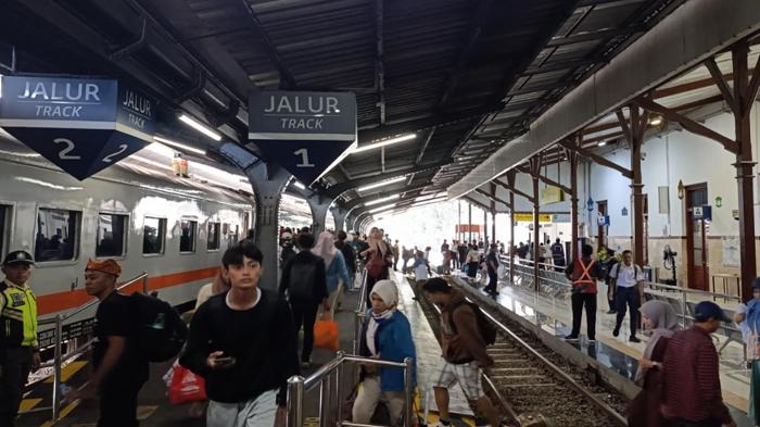 arus-balik-lebaran-2025-di-stasiun-Jember.jpg