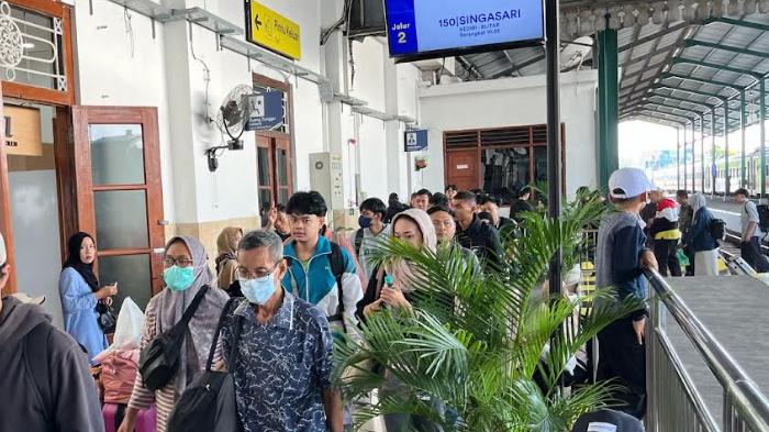 arus-balik-lebaran-2025-di-stasiun-kediri-hari-ini.jpg