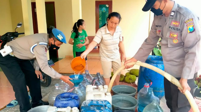 bantuan-air-bersih-polsek-tanggunggunung-tulungagung.jpg