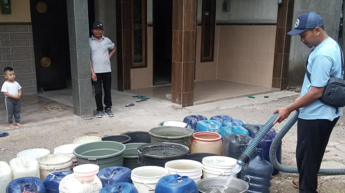 bantuan-air-bersih-untuk-desa-terdampak-kekeringan-di-tulungagung.jpg