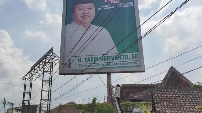 bawaslu-kota-blitar-turunkan-baliho-baliho-kampanye.jpg