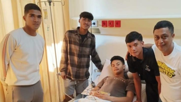 bek-gresik-united-cedera-dan-harus-dioperasi.jpg