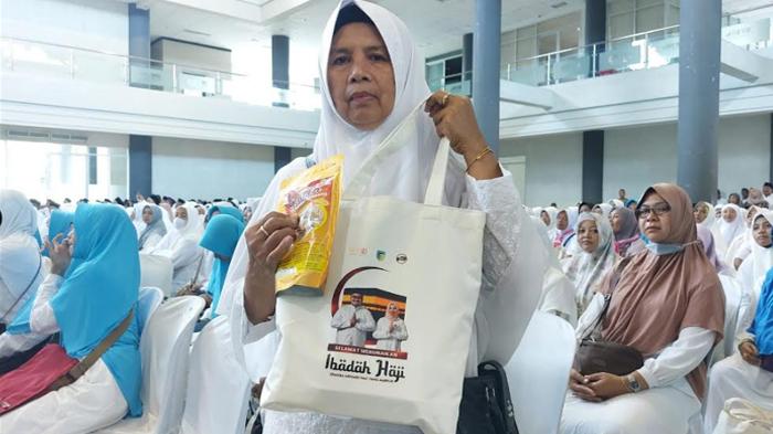 calon-jamaah-haji-kabupaten-kediri-dapat-bekal-sambal-tumpang.jpg